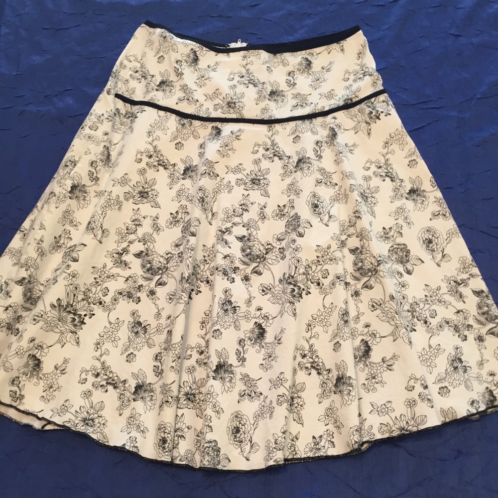 Stretchy Black & White print Skirt